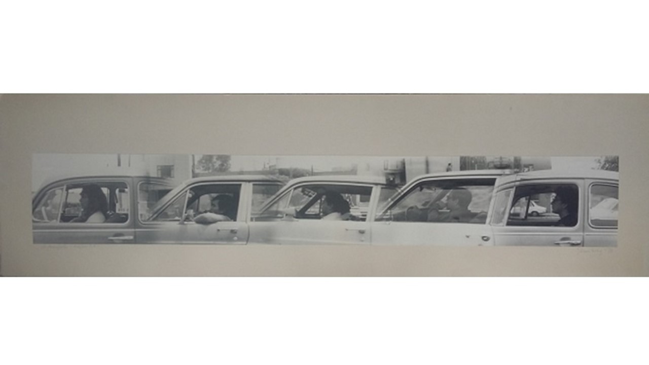 Felipe Ehrenberg. "Automópolis", 1978. Fotografía en blanco y negro montada sobre cartulina. 32,3 x 112 cm. Firmada y fechada. Galería Freijo, 2018.