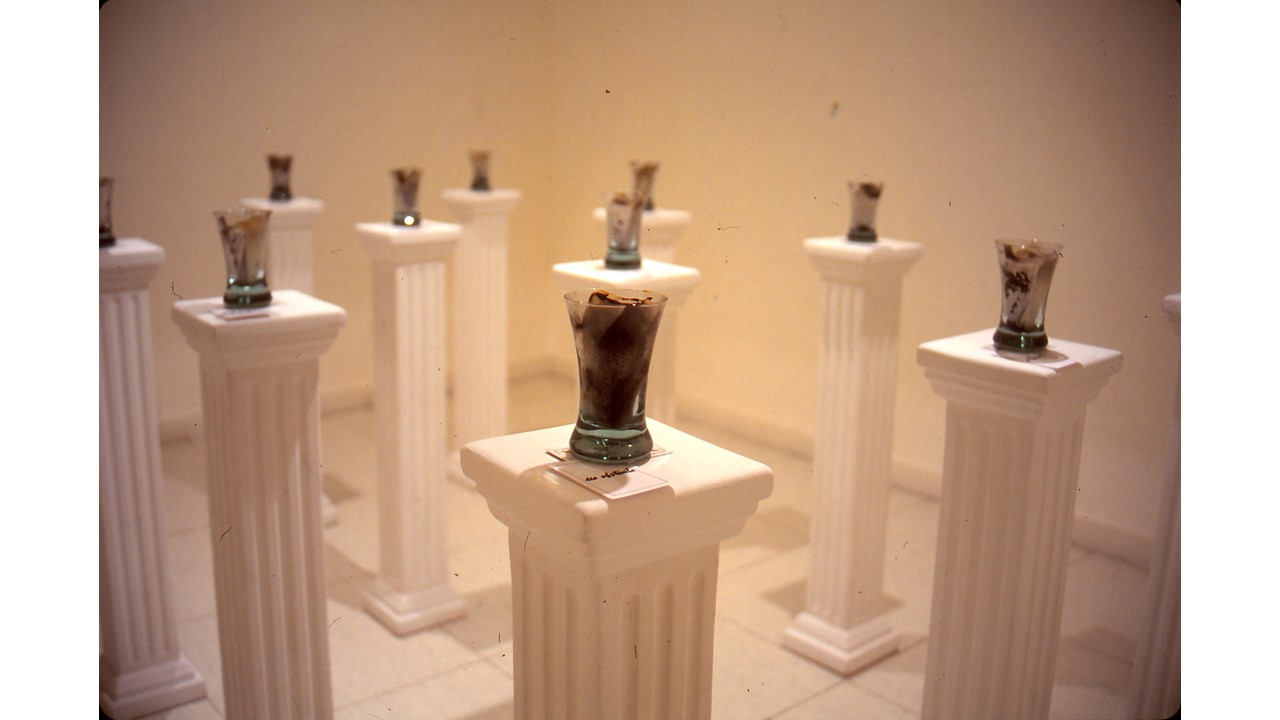 Concha Jerez. Detalle de "Fragmentos de tiempos". 12 columnas de imitación clásica de escayola blanca.