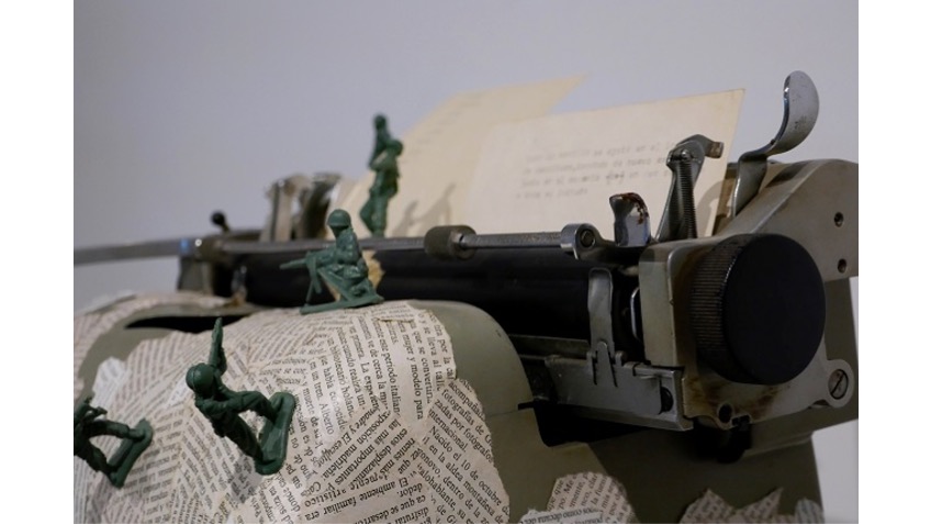Detalle de "Debate", 1996. Poema objeto collage objetual. Máquina de escribir, papel impreso, soldados de plástico.