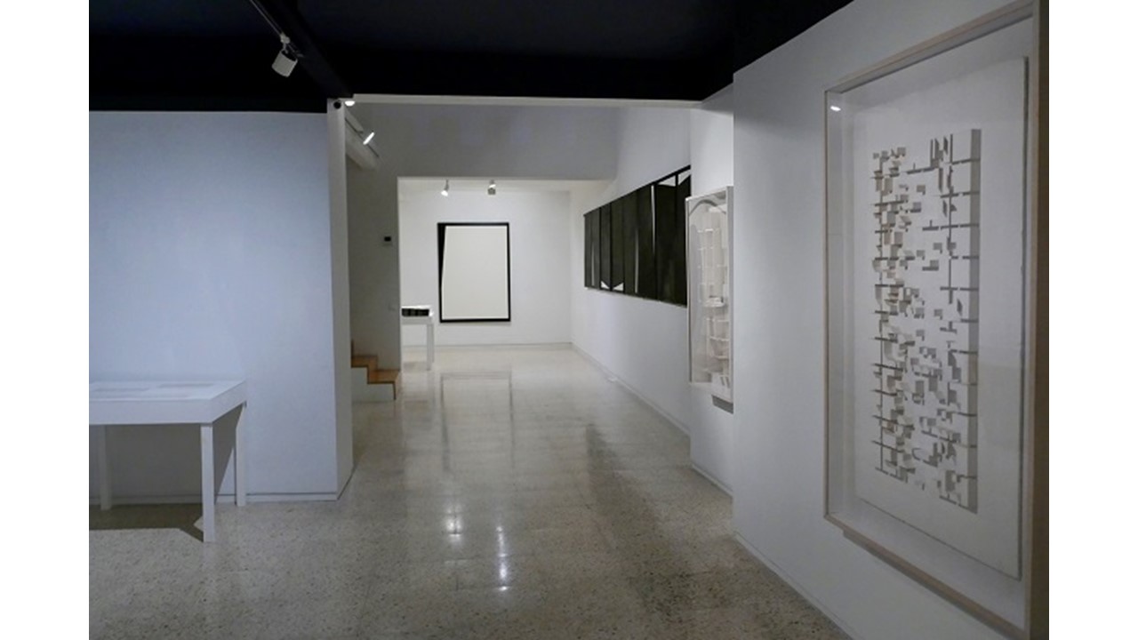 Vista de la exposición "Horizontes" de Elena Asins en Galería Freijo, 2020.