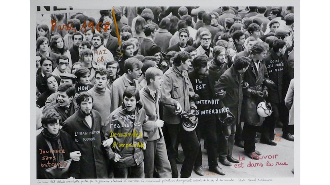"París, 1968". De la serie "1968: El fuego de las ideas", 2014-2018. Black and white archival photograph © Manuel Bidermanas,1968, intervened with handwritten texts by Marcelo Brodsky, 2014.