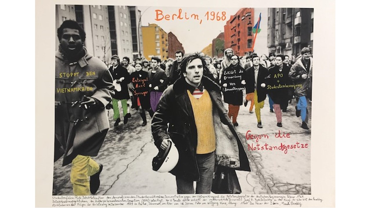 "Berlín, 1968". De la serie "1968: El fuego de las ideas", 2017. Fotografía de archivo en blanco y negro © Wolfgang Kunz, 1968, intervenida con textos manuscritos del artista. En Galería Freijo, 2021.
