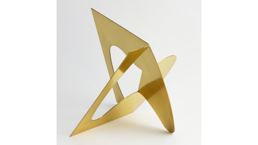 "Untitled", 2022. Polished and varnished brass. 27 x 23,7 x 26,5 cm. Freijo Gallery, 2023.
