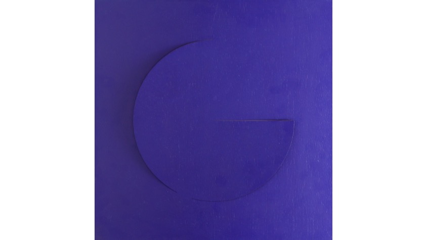 G, "Abecedario", 2021. Lámina de contrachapado de madera cortada a láser, tensada y pintada al óleo. 39,3 x 39,3 cm