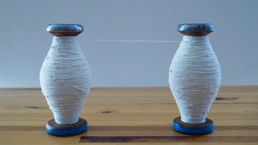 "Fibras (Fibers)", 2014. Two wooden and metal reels and cotton thread. 15 x 6 x 100 cm.