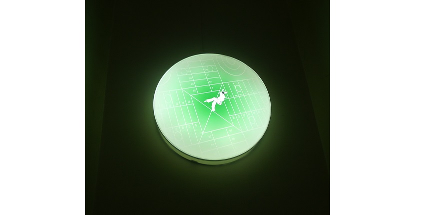 José Iges & Concha Jerez. "THE FUNAMBULIST ARTIST. LIGHT BOX 4", 2002. 80 x 80 x 12 cm.