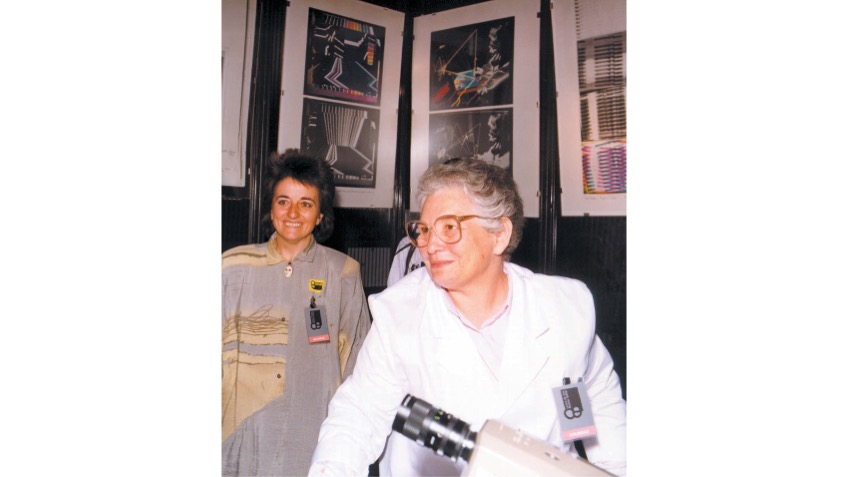 Marisa González y Sonia Sheridan en la exposición del MNCARS en 1986.